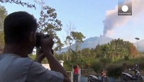 Las autoridades de Indonesia cierran 5 aeropuertos a causa de la erupción del volcán Raung