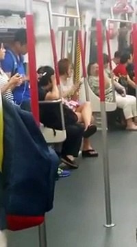 Une femme pète un câble après la mort de son téléphone portable