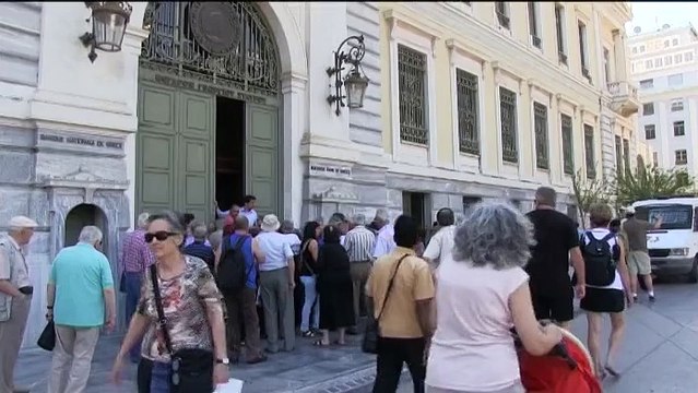 Largas colas en bancos griegos, a la espera de un acuerdo