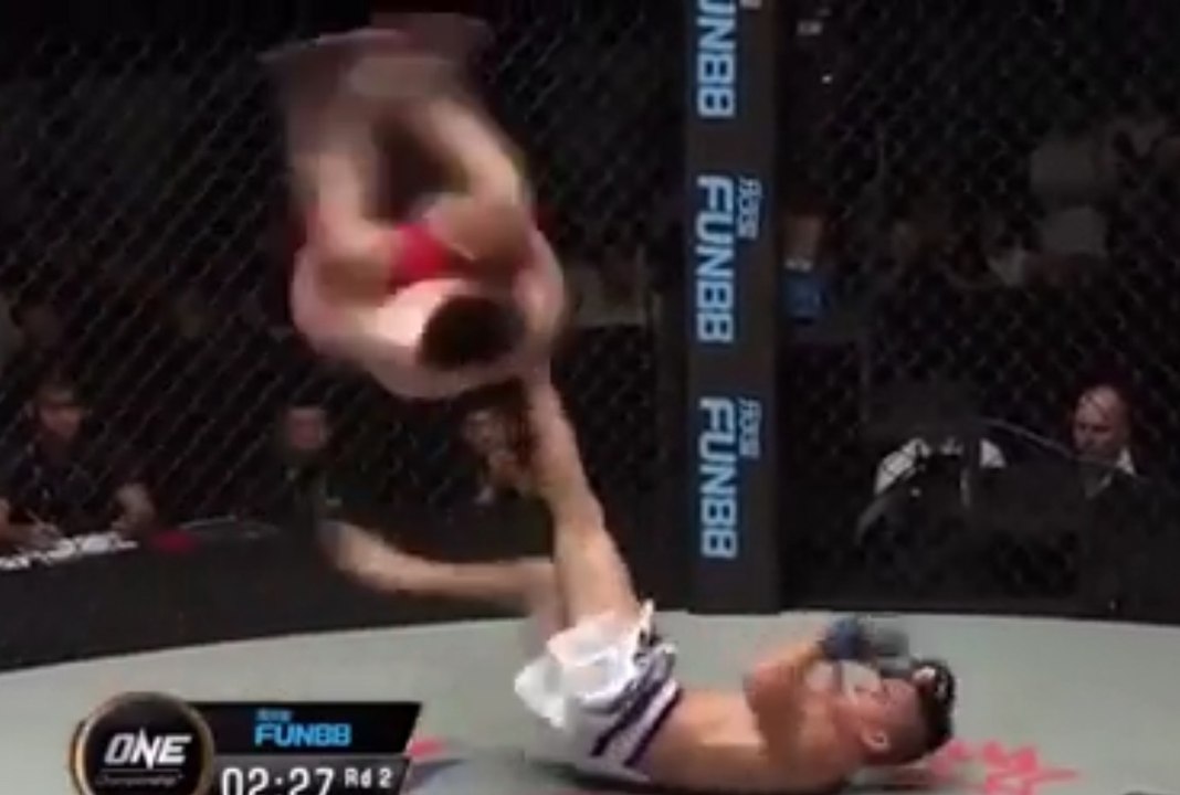 MMA : Impressionnant coup de pied acrobatique...dans les testicules