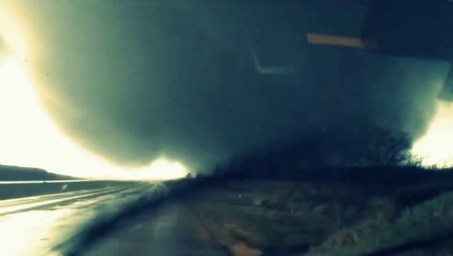 Un camion arreté très près d'une tornade géante F5