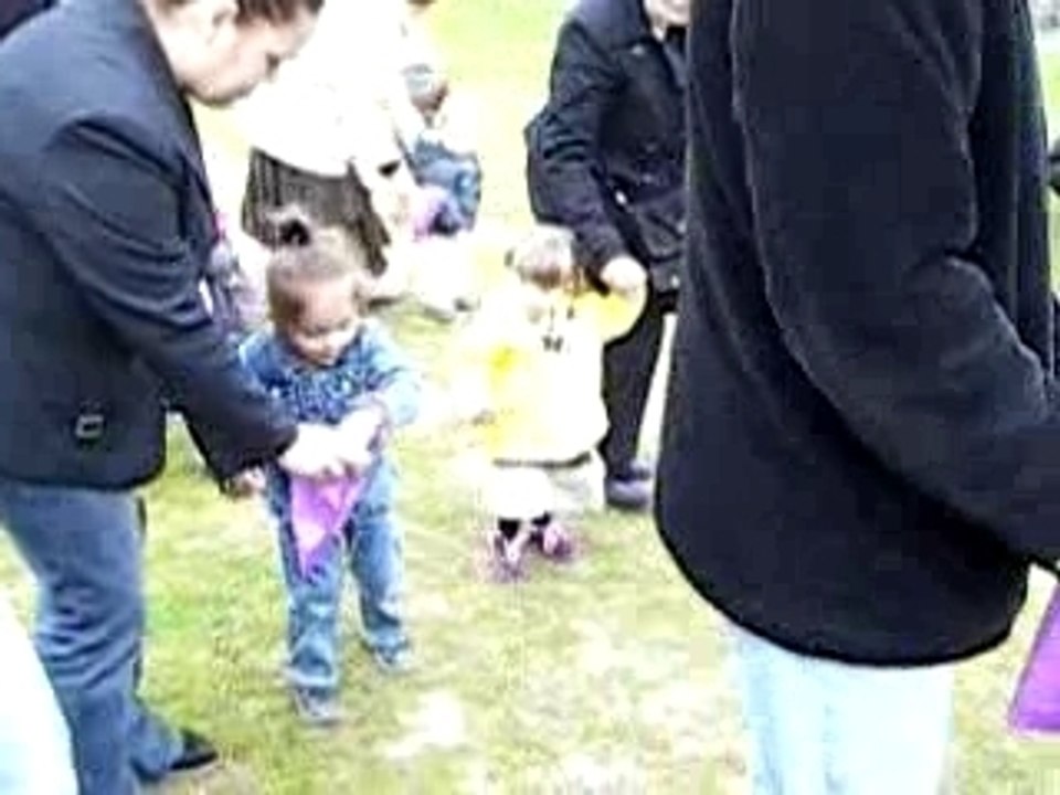 julie chasse les oeufs au parc