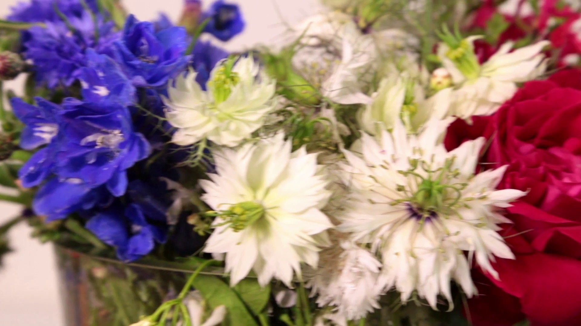 Comment réaliser un bouquet bleu, blanc et rouge ? - Vidéo Dailymotion