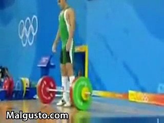 alterofilia...hombre se rompe el brazo