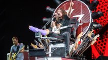 Dave Grohl joue un solo de guitare avec sa jambe cassée