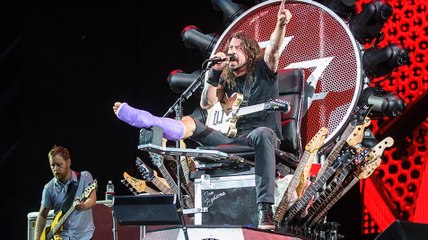 Dave Grohl joue un solo de guitare avec sa jambe cassée