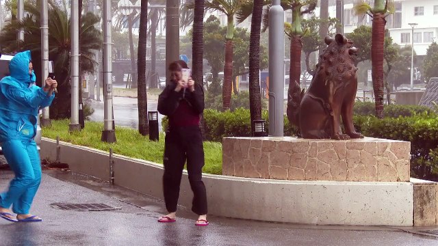 Typhoon lashes Japan islands, heading to China