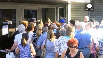 Ad Atene file ai bancomat e tensione, boom delle richieste di passaporti