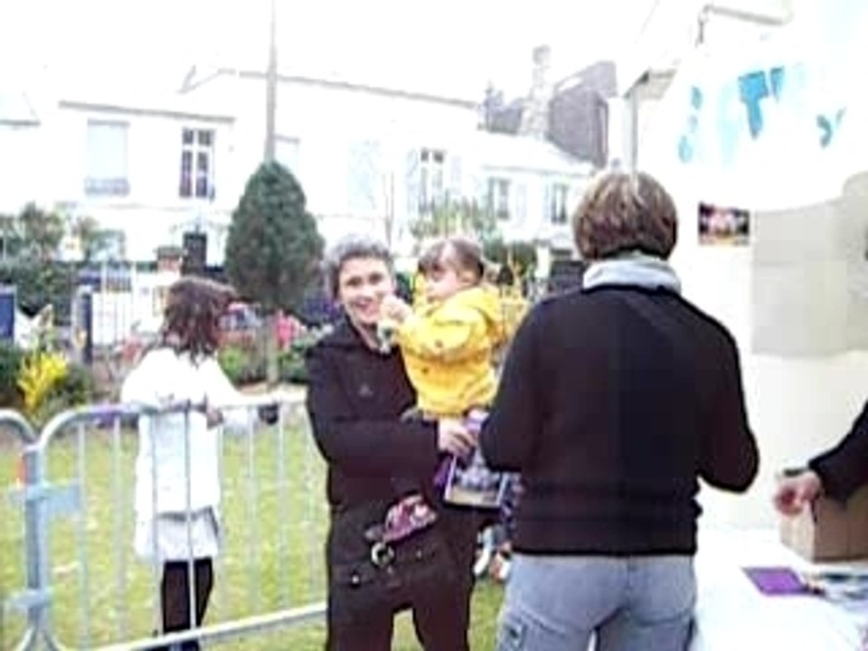 julie chasse les oeufs au parc 03