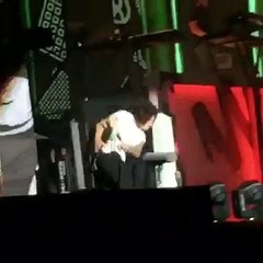 Harry just ate shit on stage  he can't stop laughing omg