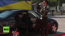 لحظة سقوط جندي حرس الشرف امام الرئيس الاوكراني الجديد