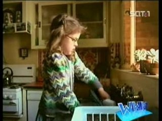 Bimba che lava i piatti