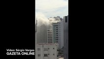 Fumaça em prédio chama atenção de moradores na Praia da Costa