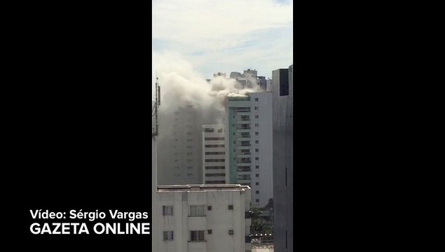 Fumaça em prédio chama atenção de moradores na Praia da Costa