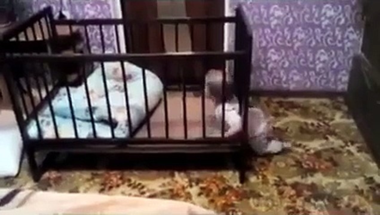 Veja como bebe foge do berço