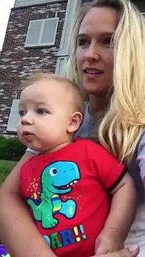 Un bébé voit son premier feu d'artifice