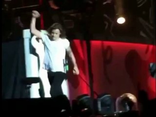 Harry Styles (One Direction) signe la chute la plus ridicule de l’année
