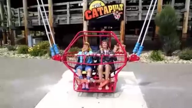 Ce genre de vidéo qui ne va pas vous donner envie de monter dans un slingshot