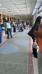 Mira la reacción de esta mujer al no poder comprar comida