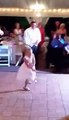 Cette petite fille danse et met l'ambiance dans un mariage