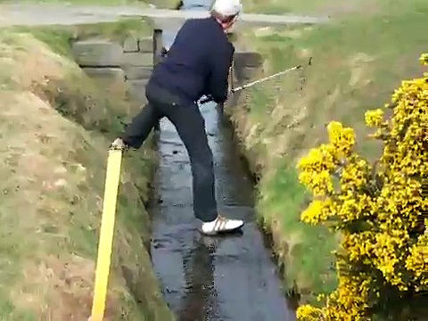 Funny Golfer in Trouble – Lundin Golf Club, Scotland