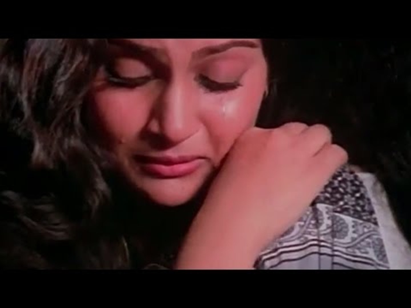 Madhavi is Consoled by her Friend - Pyar Koi Khel Nahi - Mammootty, Madhavi