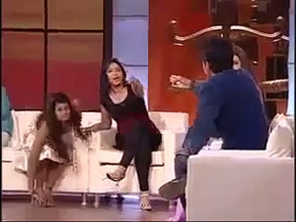 Show Mein Larki Ny Gandi Gali Di aur Joota Utha Kar Mara