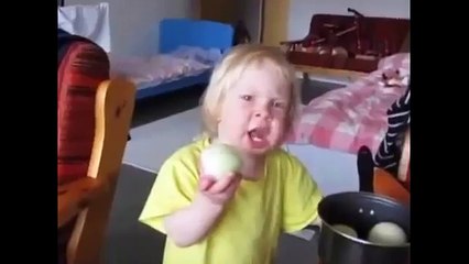 Mira cómo esta niña se come una cebolla cruda