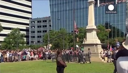 انزال علم الكونفدرالية من ساحة البرلمان بولاية ساوث كارولينا الامريكية