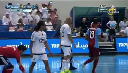 خميس إسماعيل يلتقط سيلفي مع زيدان أثناء المباراة