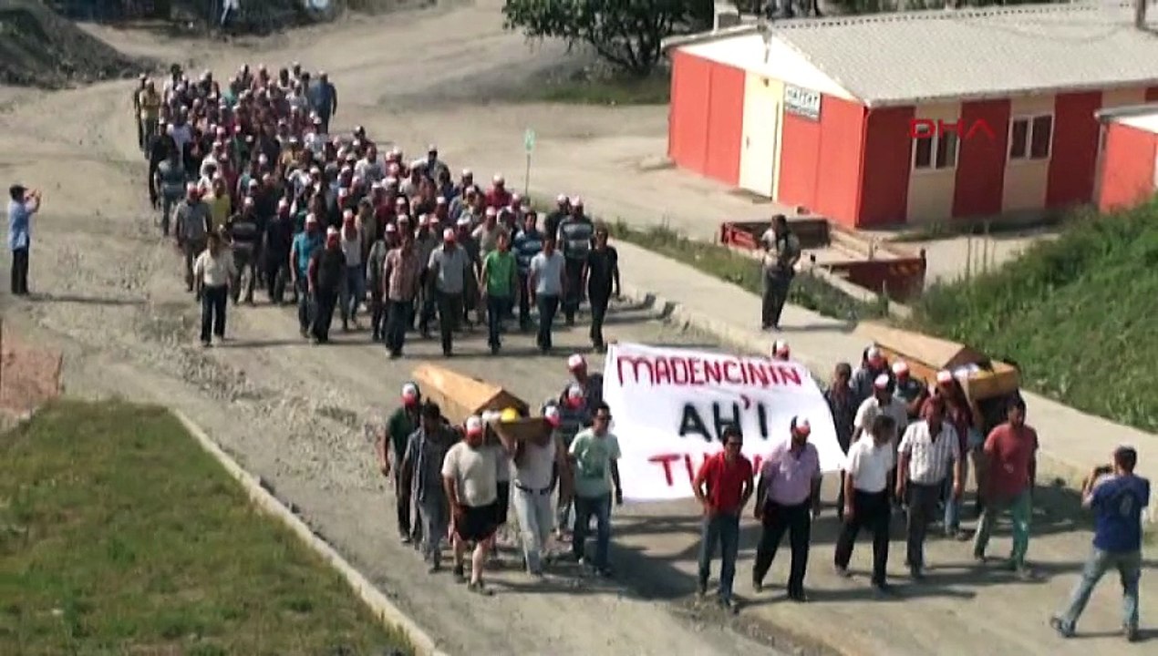 Maden işçileri tabuta girerek, tekbir getirdi