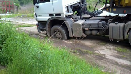 LKW bricht in unterirdische Grube ein / Unfall / Crash / Truck