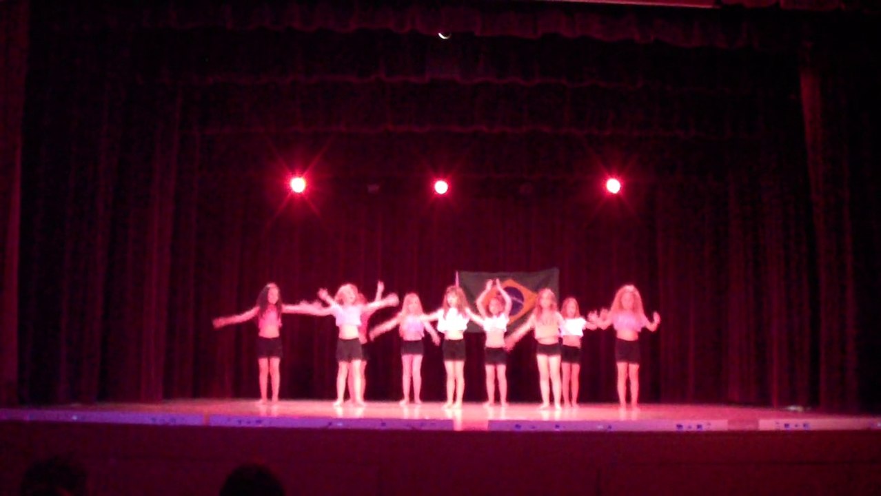 ON DANSE ( création danseurs)par les 8/9 ans gala 2015 Dimanche  MJC de MARIGNY LE CHATEL