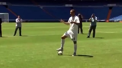 Danilo Manages only Five Keepy - Ups at his Real Madrid Presentation