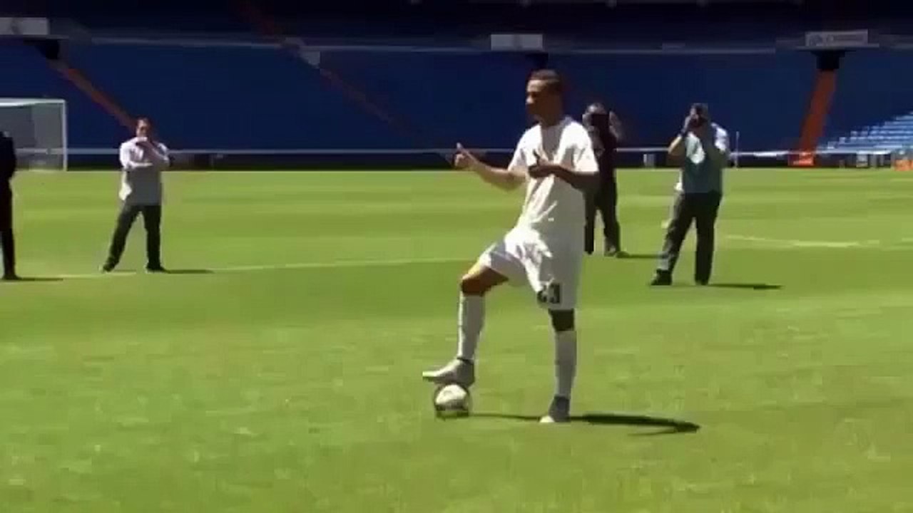 Danilo Manages only Five Keepy - Ups at his Real Madrid Presentation