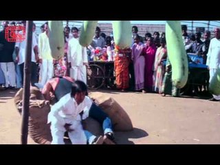 Kala Dhanda Goray Log | Action Scene | Ramu Fights With A Goon To Save An Old Man | Akbar Khan
