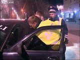 Betrunkener Russe vs. Polizei und telefoniert mit Zigarettenschachtel
