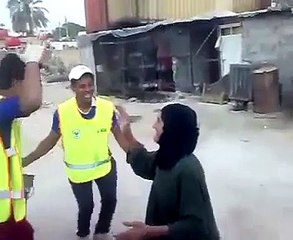 ‫عجوز ترقص وية عمال النظافة تحشيش