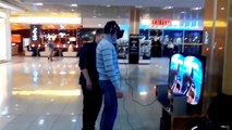 [HUMOUR] Un russe essaye le casque oculus rift dans un magasin.
