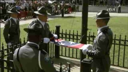 Carolina del Sur retira entre vítores la bandera confederada