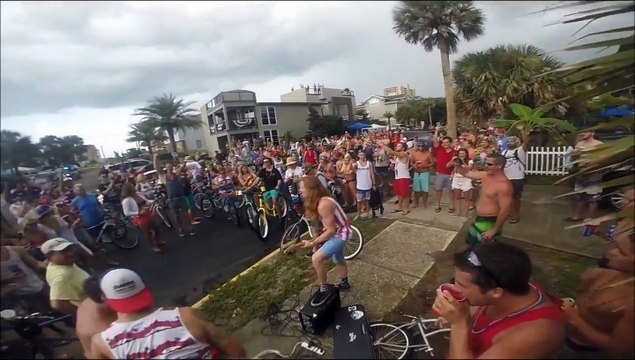 Il joue l'hymne américain à la guitare dans la rue pour le 4 juillet et se fait arreter par la police... Pas très patriote les flic!