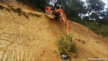 INCREIBLE RETROESCABADORA BAJANDO POR UNA BARRANCA LOGRA LLEGAR A SU META SIN VOLTEAR LA UNIDAD SUPER OPERADOR JULIO 2015