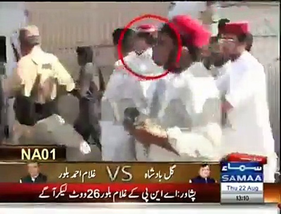 Haroon Bilor beating up PTI activist