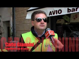 Cartoline distribuite ai semafori per chiedere risposte al Governo