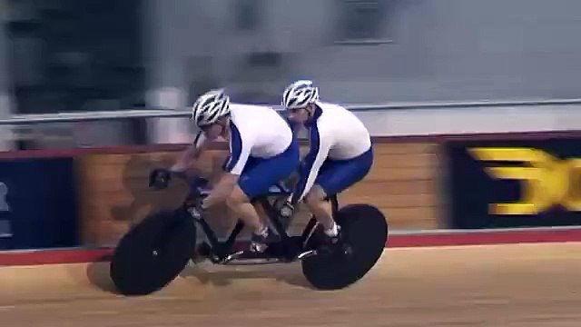 La roue d’un tandem éclate à pleine vitesse pendant course sur piste.