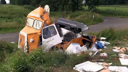 Beelden: Ravage op de A7 na botsing tussen twee busjes - RTV Noord