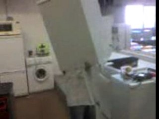 martin qui souleve une machine a laver