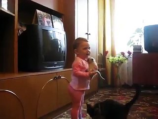 Une chatte veut récupérer son chaton