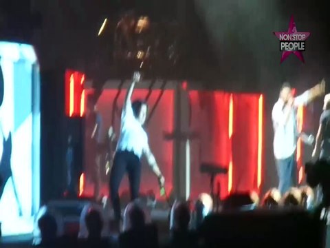 One Direction : Harry Styles fait une incroyable chute sur scène ! (VIDEO)
