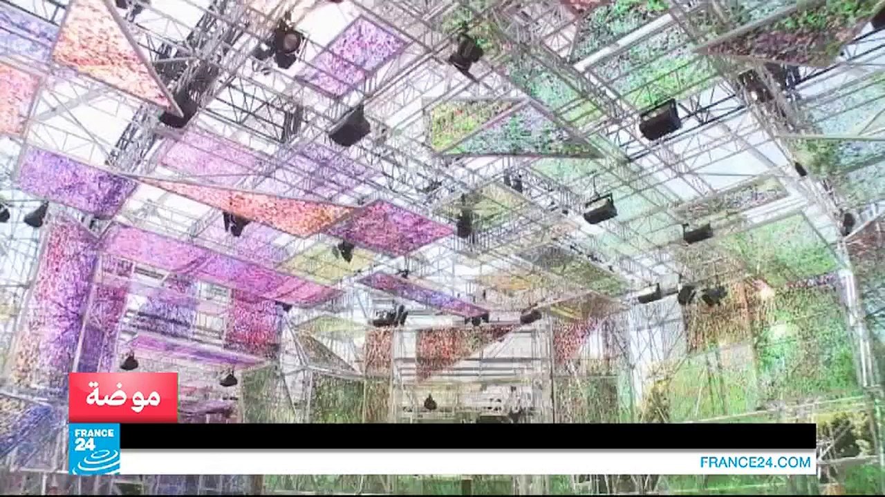 موضة.. حركات تثير الغرائز في عرض للأزياء وتصفيف الشعر بباريس